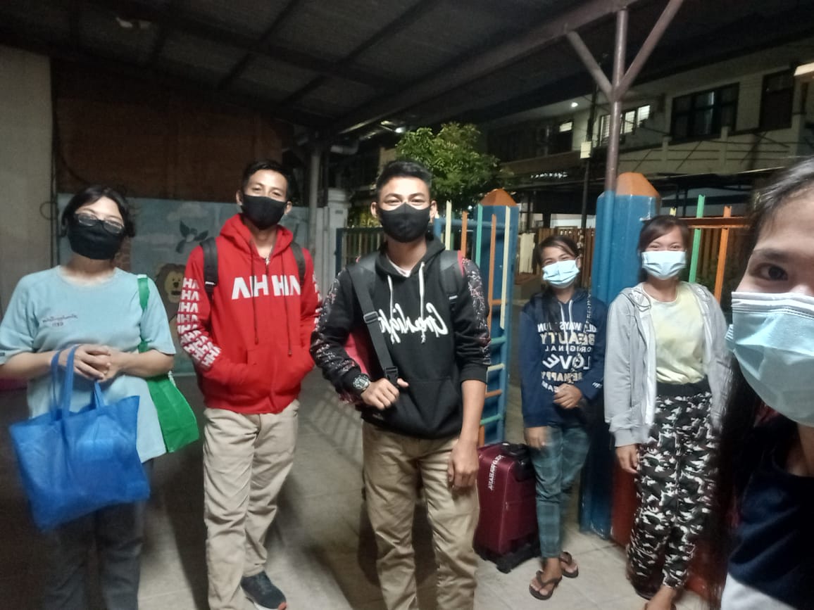 Nieuw aangekomen studenten op vliegveld van Jakarta
