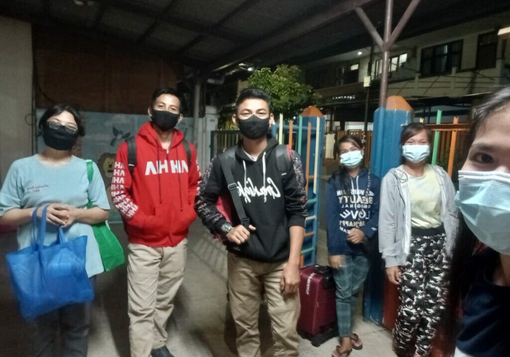 Nieuw aangekomen studenten op vliegveld van Jakarta